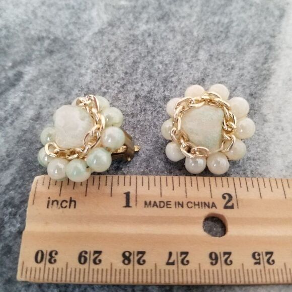 Vintage White and Gold Tone Beaded Cluster Clip On Earrings, Made in Hong Kong - Picture 5 of 6